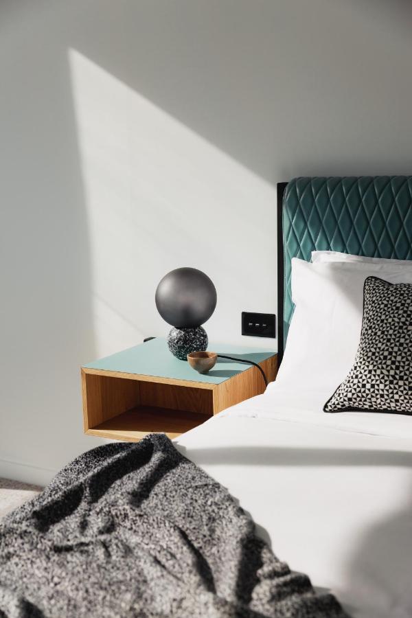 Ebb-Dunedin Eksteriør bilde A bedside table