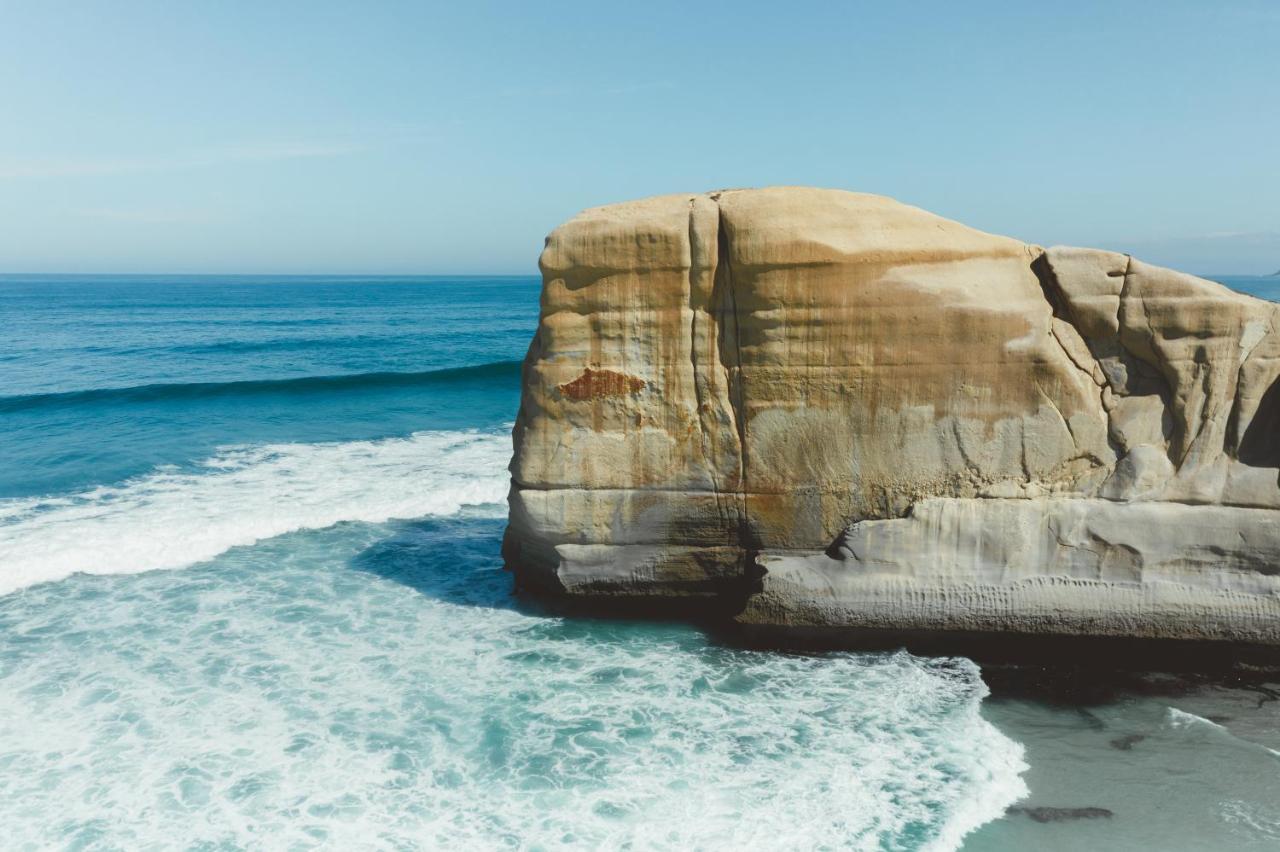 Ebb-Dunedin Eksteriør bilde The rock formation at the beach