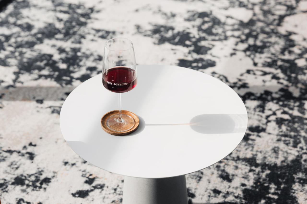 Ebb-Dunedin Eksteriør bilde A wine glass coaster