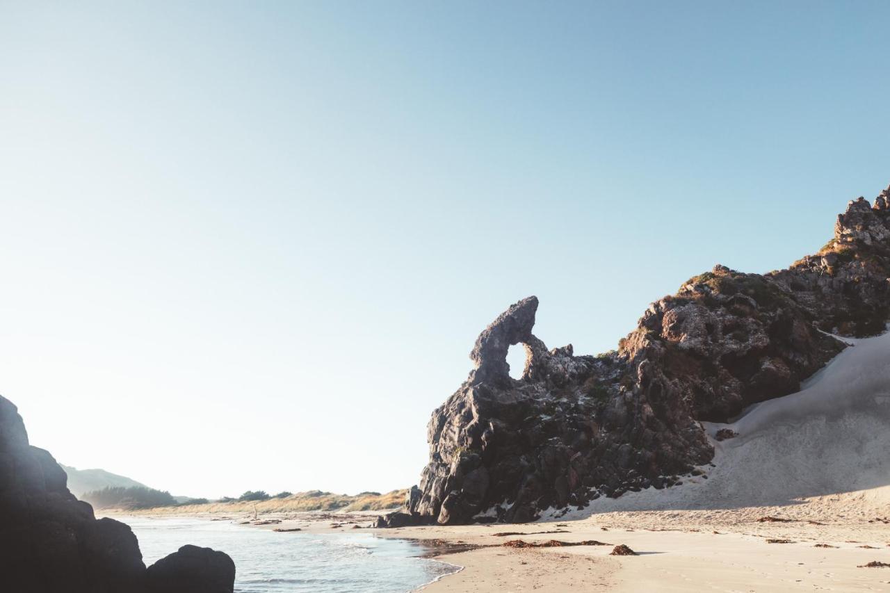 Ebb-Dunedin Eksteriør bilde The rock formation known as "The Camel"
