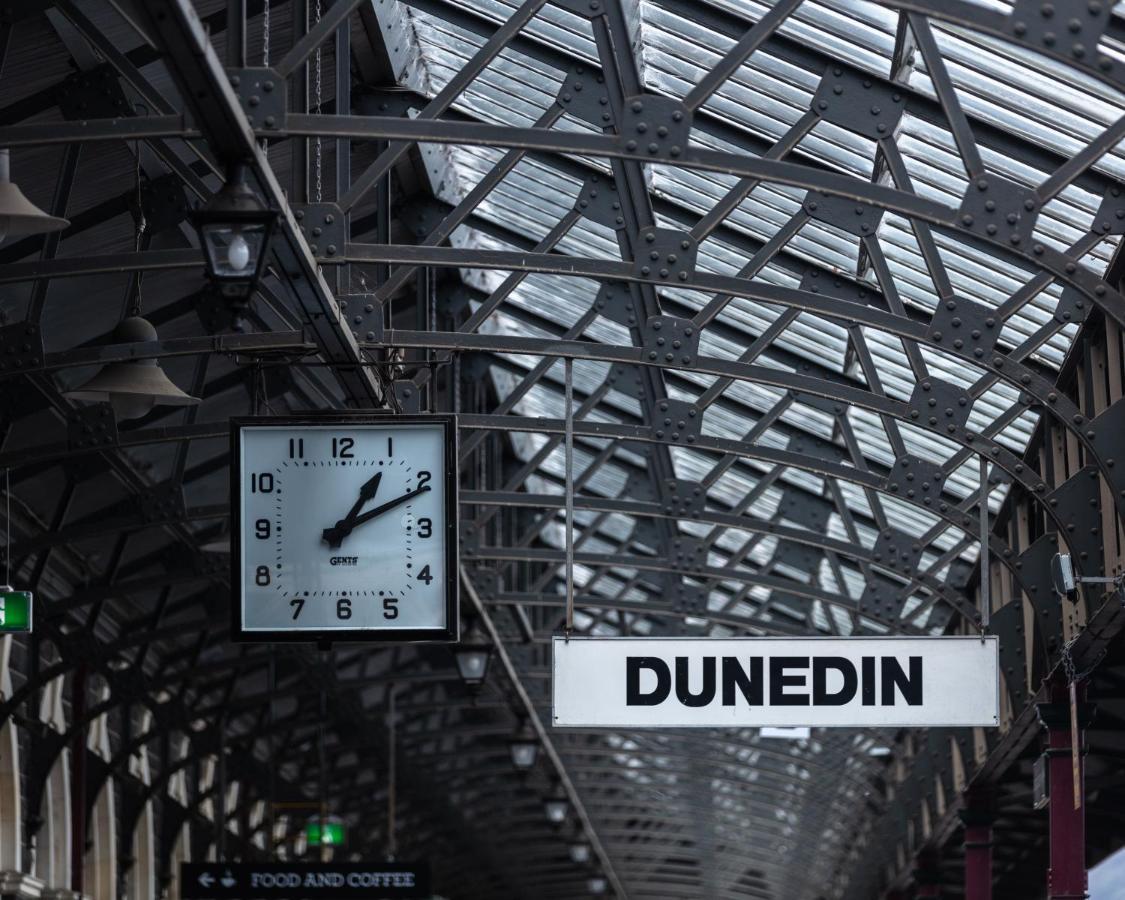 Ebb-Dunedin Eksteriør bilde The clock at Dunedin railway station