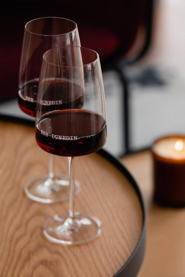 Ebb-Dunedin Eksteriør bilde A glass of red wine