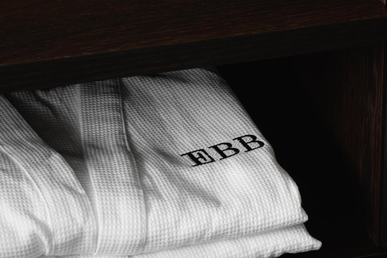 Ebb-Dunedin Eksteriør bilde A bathrobe