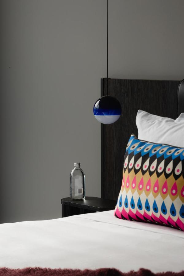 Ebb-Dunedin Eksteriør bilde The lampshade of the pendant lamp "Globe"
