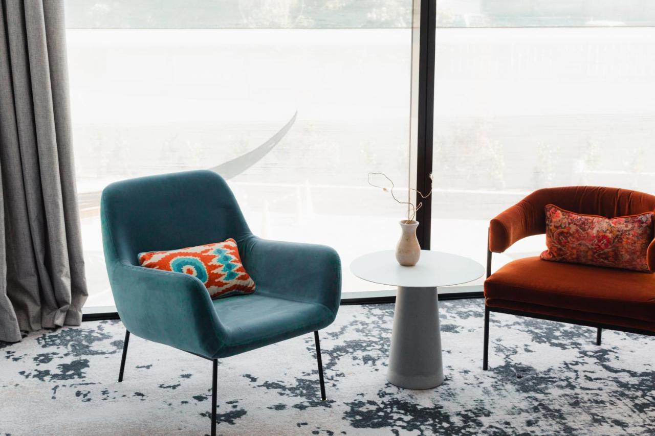 Ebb-Dunedin Eksteriør bilde The 1950s armchair, designed by Hans Wegner, is a classic example of Danish design.