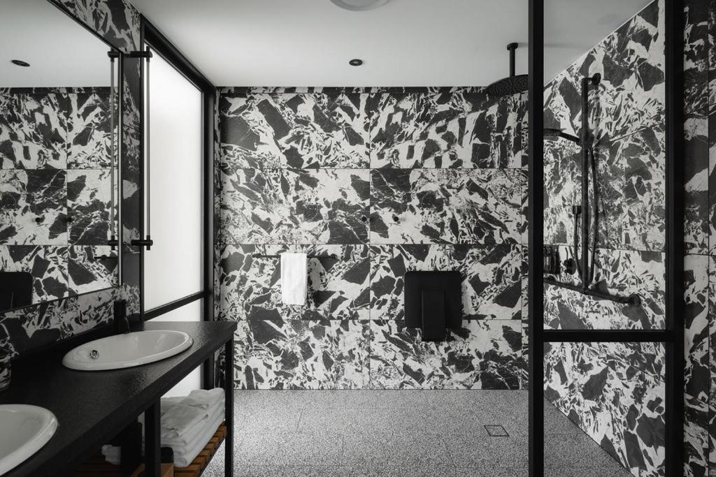 Ebb-Dunedin Eksteriør bilde Bathroom with terrazzo tiles