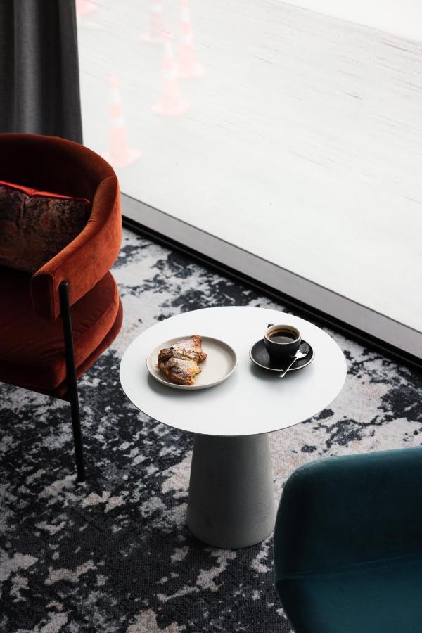 Ebb-Dunedin Eksteriør bilde A coffee table with a coffee cup and a pastry