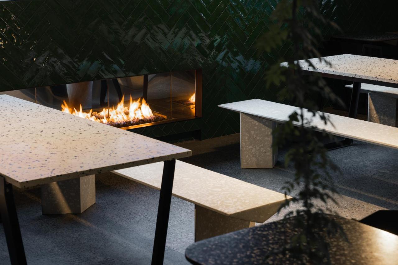 Ebb-Dunedin Eksteriør bilde The outdoor fireplace at the restaurant